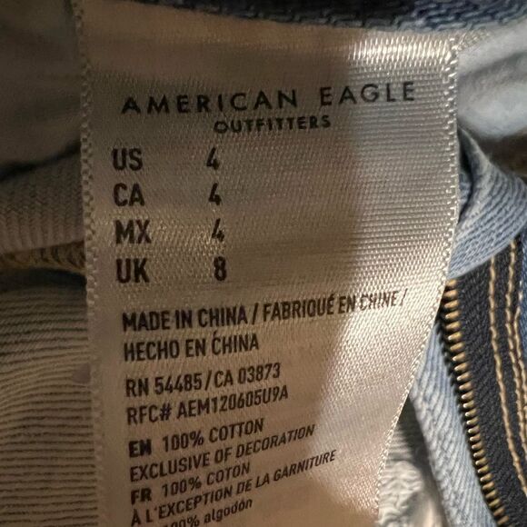 😊 3/$30 
AE Mom Short Sz 4 light denim distressed, high waisted EUC - Picture 16 of 16